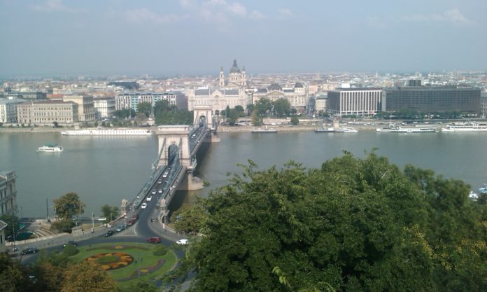 Budapest,%20Perspectiva%20del%20Danubioi%20y%20el%20p_%20Cadenas%20desde%20Buda.jpg