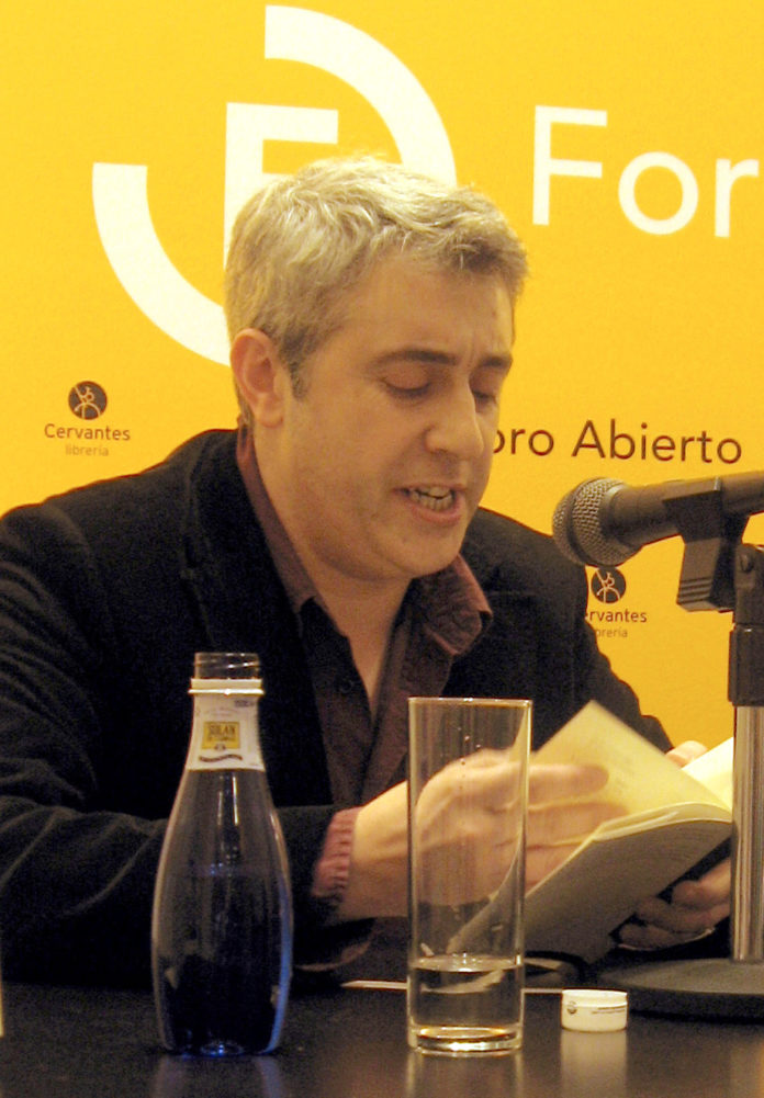 Mois%C3%A9s%20Gonz%C3%A1lez%20leyendo%20en%20Librer%C3%ADa%20Cervantes.jpg