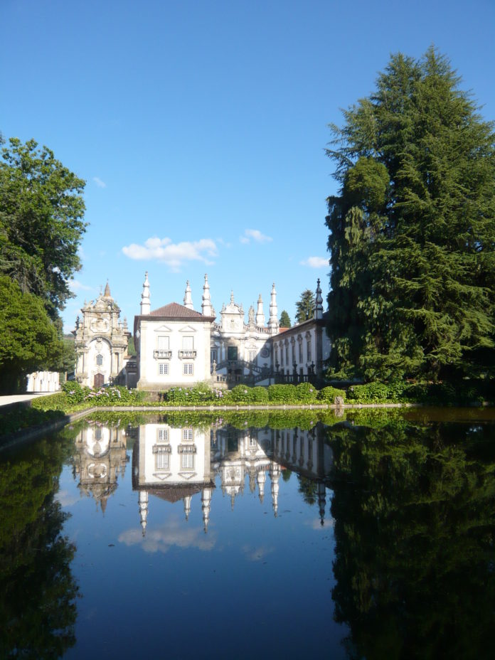 Casa%20Mateus%20-%20Estanque%20y%20palacio.jpg