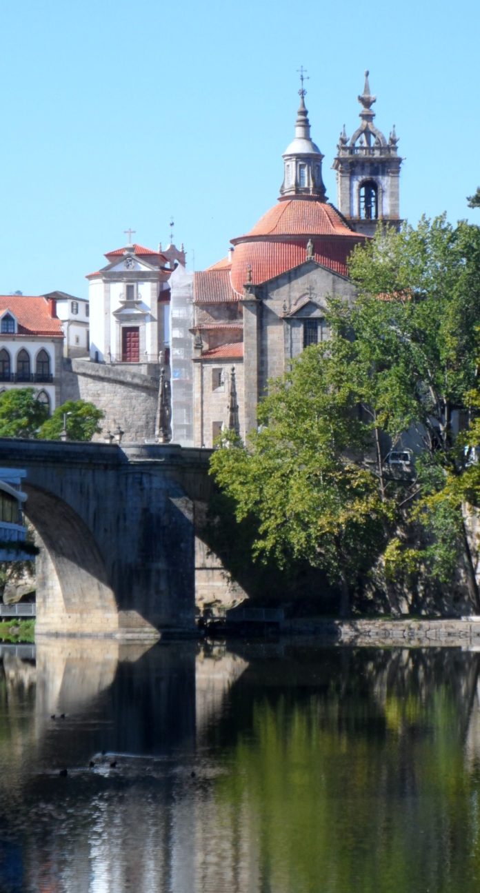 Amarante%20Tamega,%20igreja,%20ponte%20(JGP%202013).JPG