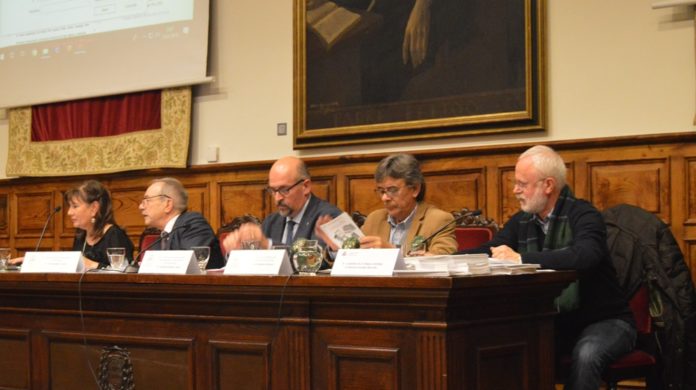 Mesa presidencial: Esther García López (presidenta de la Asociación de Escritores de Asturias), Wenceslao López (alcalde de Oviedo), Francisco Borge (vicerrector de la Universidad de Oviedo), Rivi (concejal de Cultura del ayuntamiento de Oviedo) y Roberto González-Quevedo (Academia de la LLingua Asturiana) Mesa presidencial: Esther García López (presidenta de la Asociación de Escritores de Asturias), Wenceslao López (alcalde de Oviedo), Francisco Borge (vicerrector de la Universidad de Oviedo), Rivi (concejal de Cultura del ayuntamiento de Oviedo) y Roberto González-Quevedo (Academia de la LLingua Asturiana)