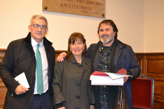 El premiado con la presidenta de la AEA y el rector de la Universidad El premiado con la presidenta de la AEA y el rector de la Universidad